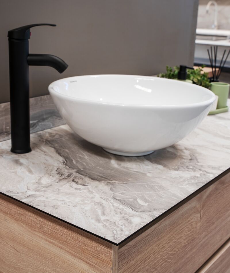 Baño con cubierta Khör y lavabo de sobreponer