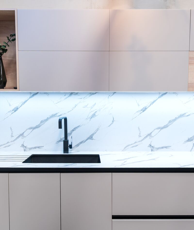 Cocina con cubierta Khör de apariencia mármol blanco