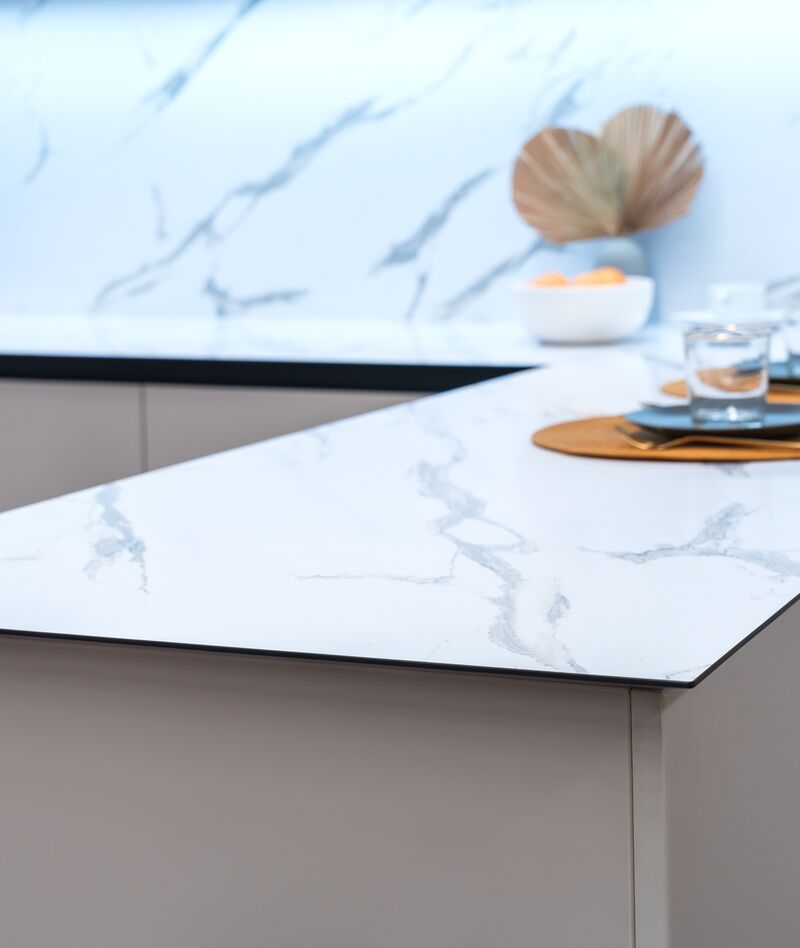 Isla de cocina con cubierta Khör blanca