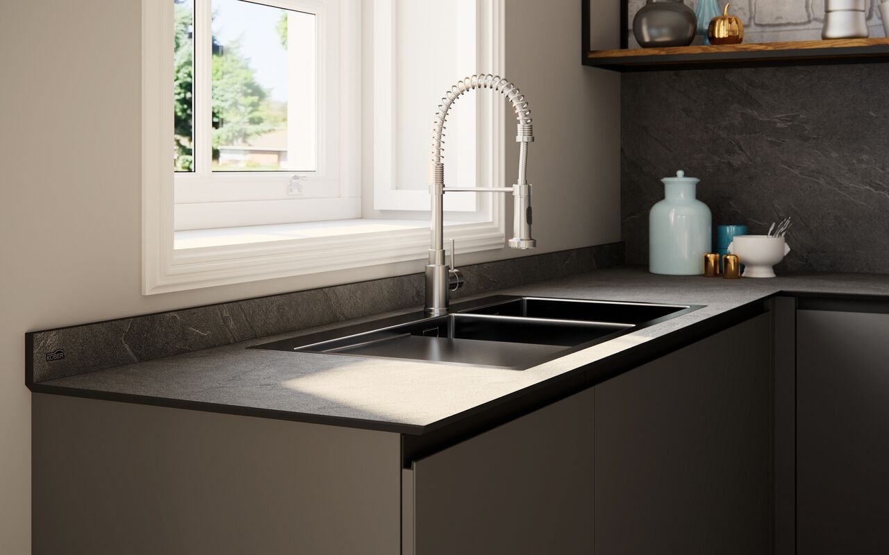 Cocina con cubierta Khör oscura junto a la ventana