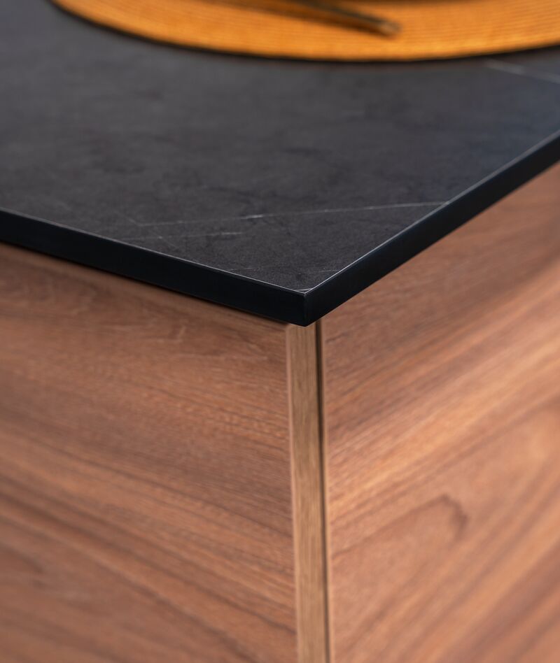 Canto de cubierta Khör oscura de 12 mm sobre mueble de madera